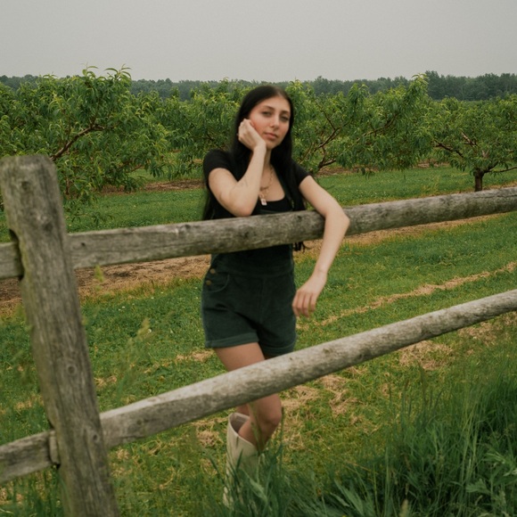 Meet your Posher, Gabbi - Picture 2 of 2